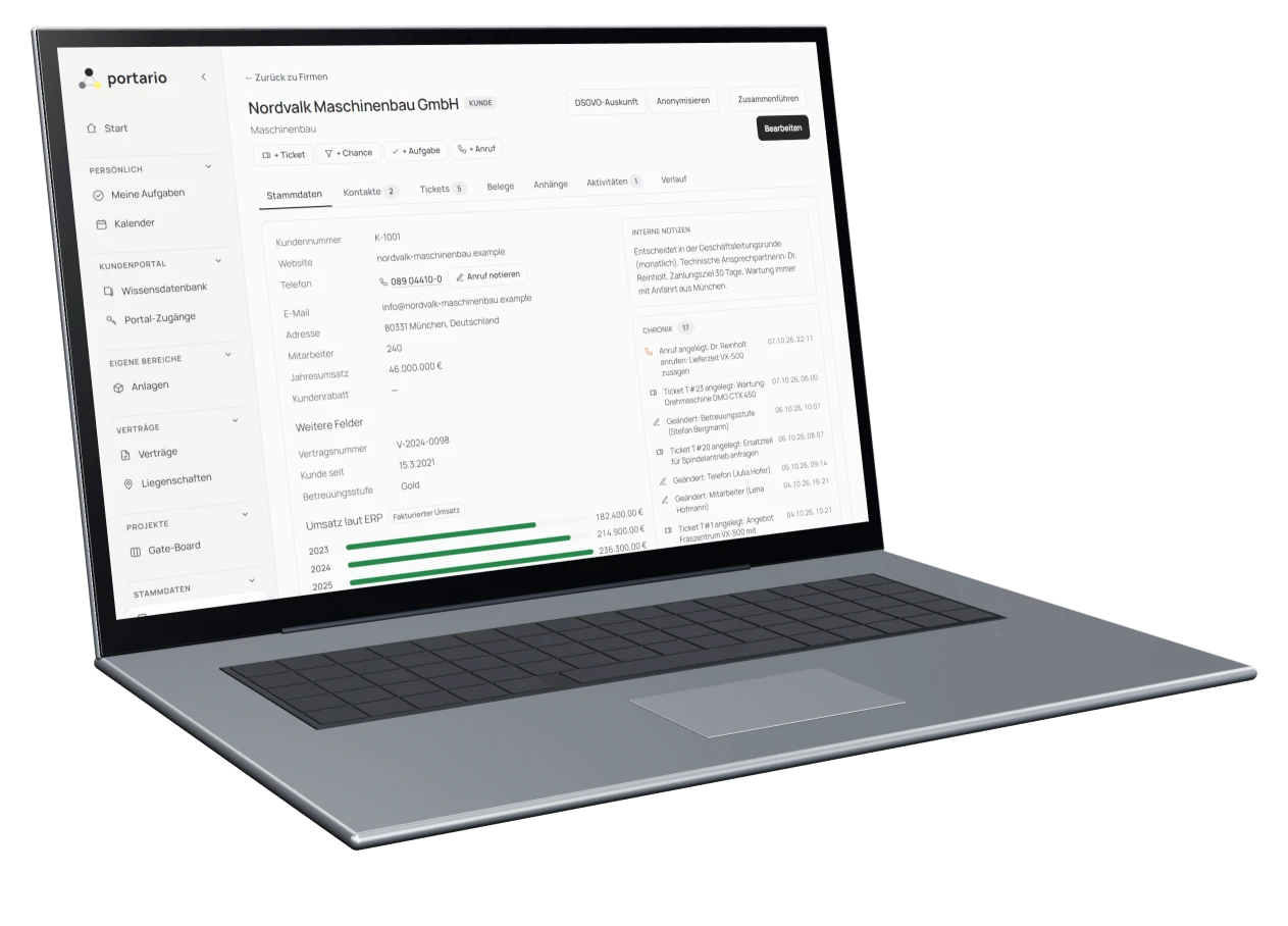 Firmenakte mit Umsatz laut ERP auf einem Notebook
