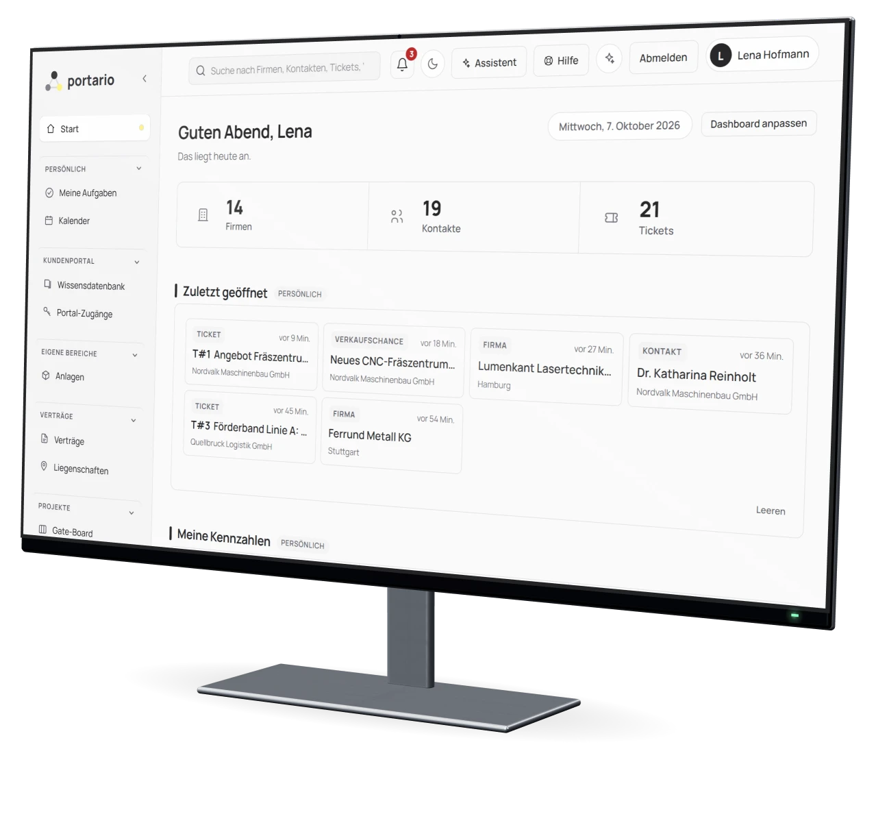 Portario-Dashboard mit Kennzahlen, Ticket-Status und zuletzt angelegten Tickets auf einem Monitor – klicken zum Vergrößern