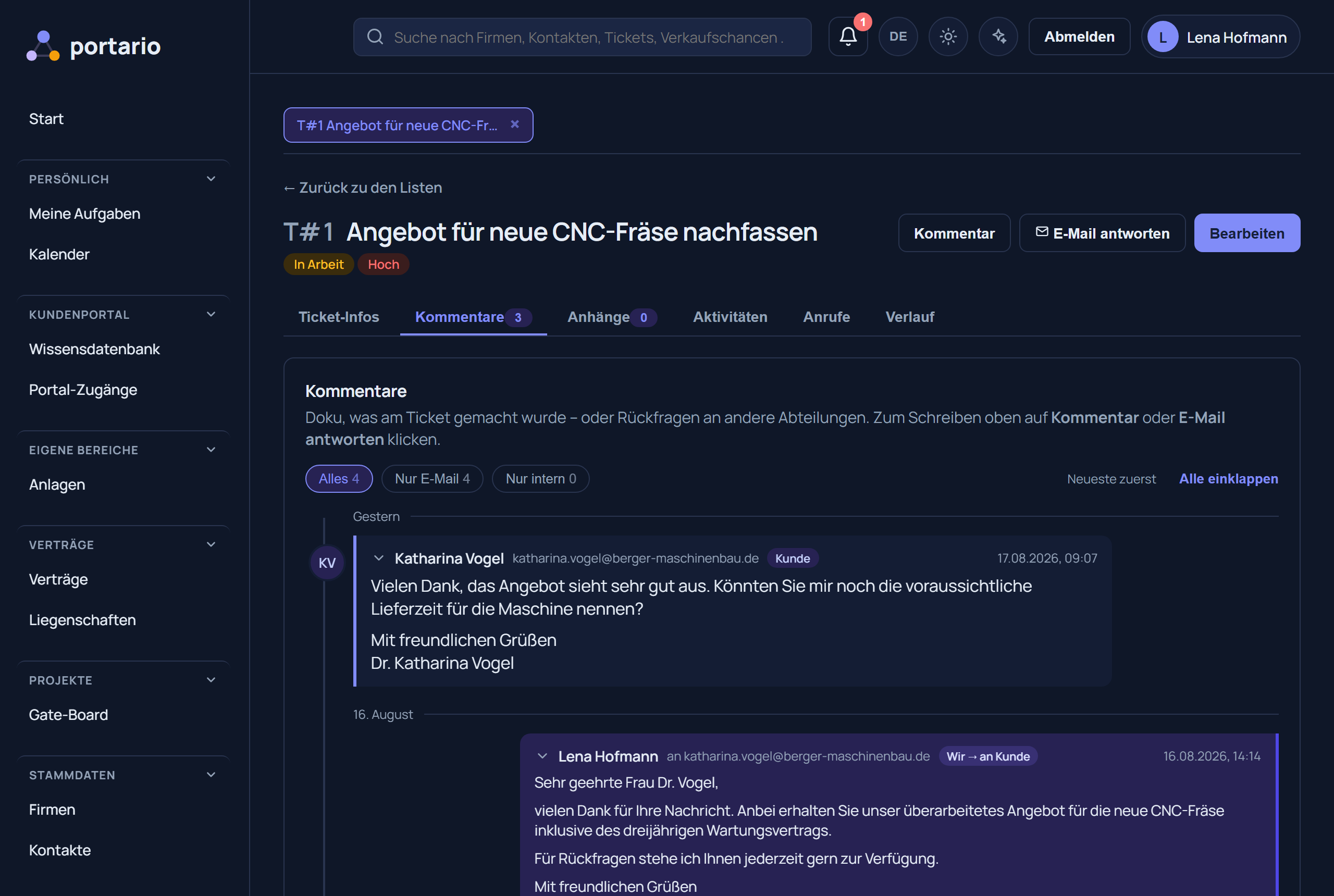 Ticket mit E-Mail-Verlauf: Kundennachricht links, Antworten rechts