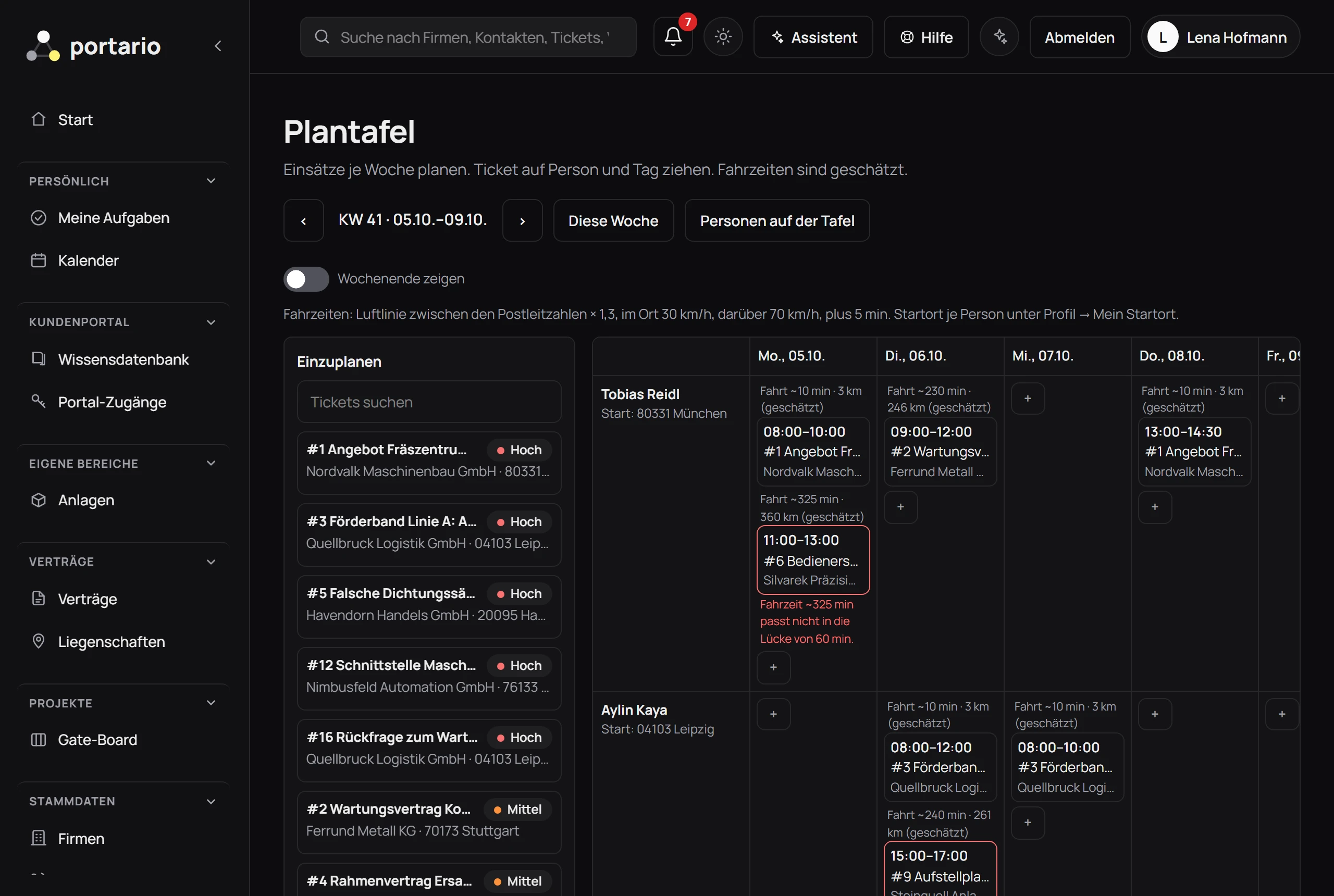 Plantafel: offene Tickets links, rechts eine Woche mit Monteuren, Einsätzen und geschätzten Fahrzeiten, ein Einsatz rot markiert