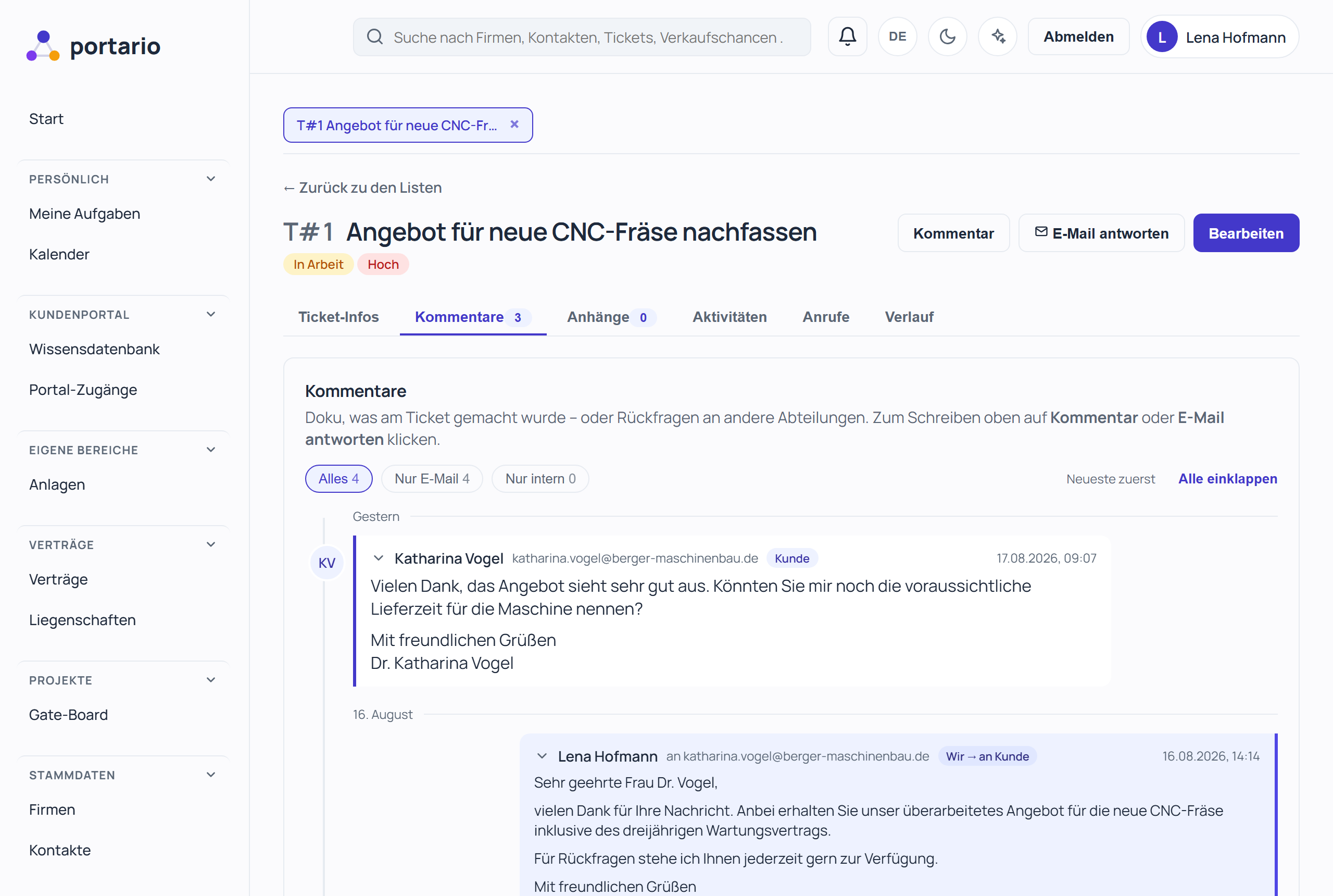 Ticket mit E-Mail-Verlauf: Kundennachricht links, Antworten rechts