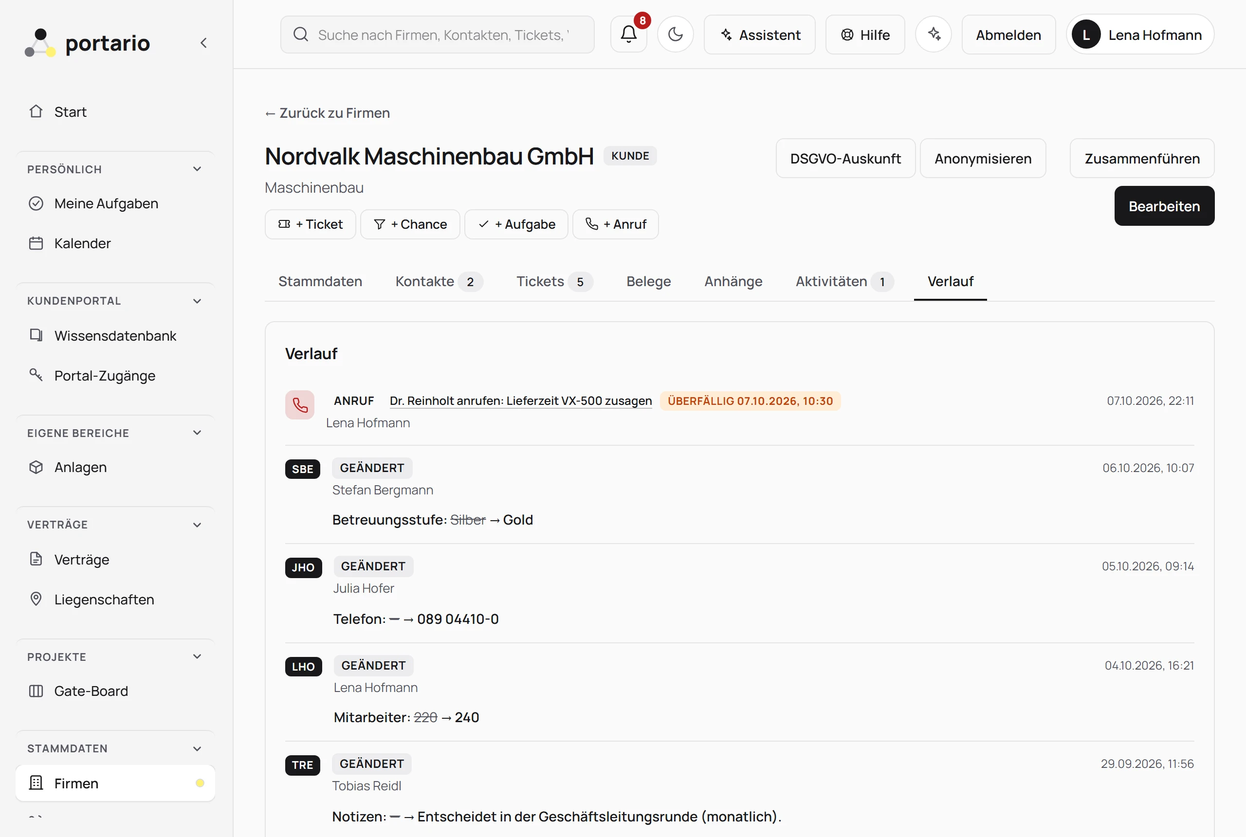 Verlauf einer Kundenakte: wer wann Betreuungsstufe, Telefon und Mitarbeiterzahl geändert hat, mit altem und neuem Wert