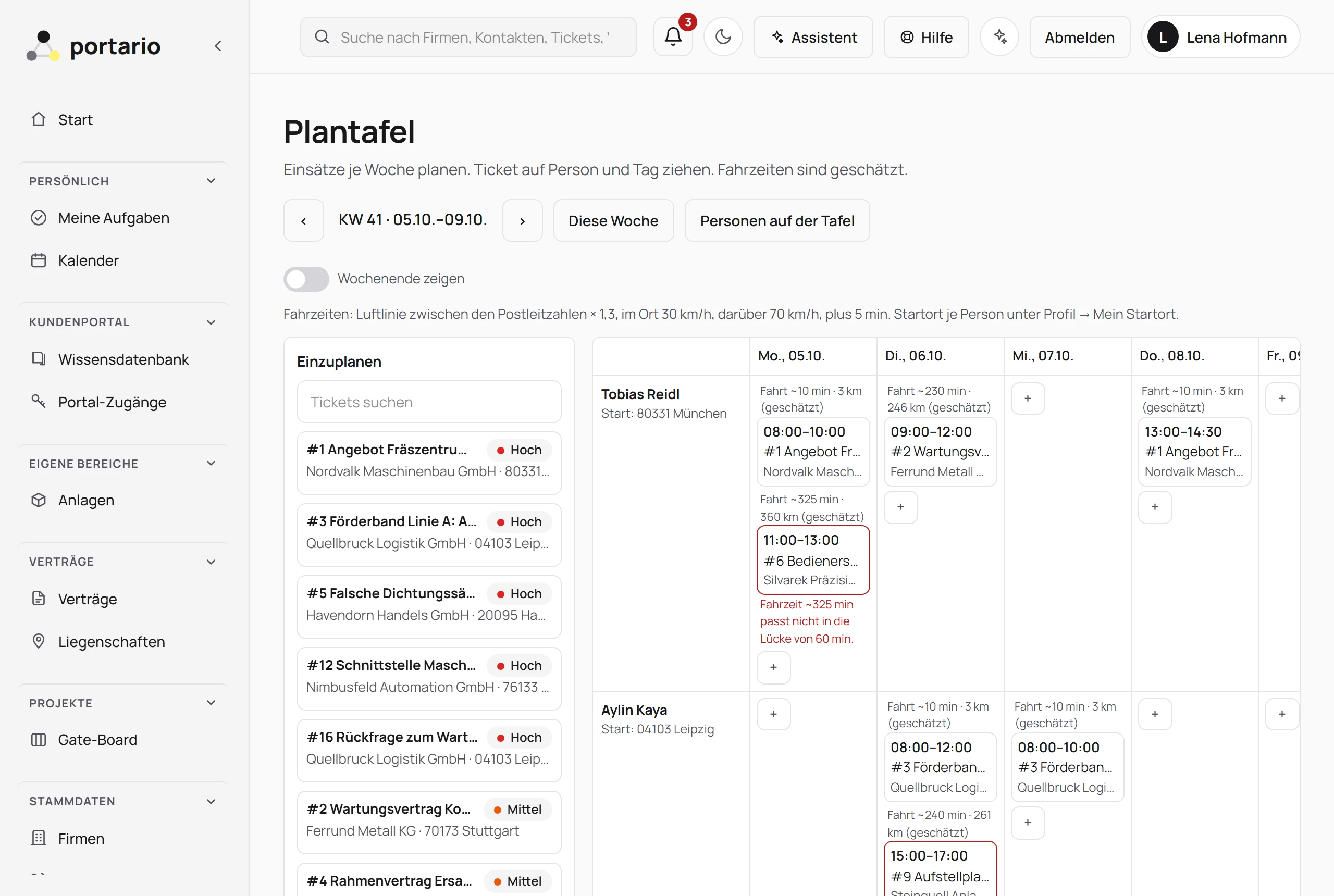 Plantafel: offene Tickets links, rechts eine Woche mit Monteuren, Einsätzen und geschätzten Fahrzeiten, ein Einsatz rot markiert