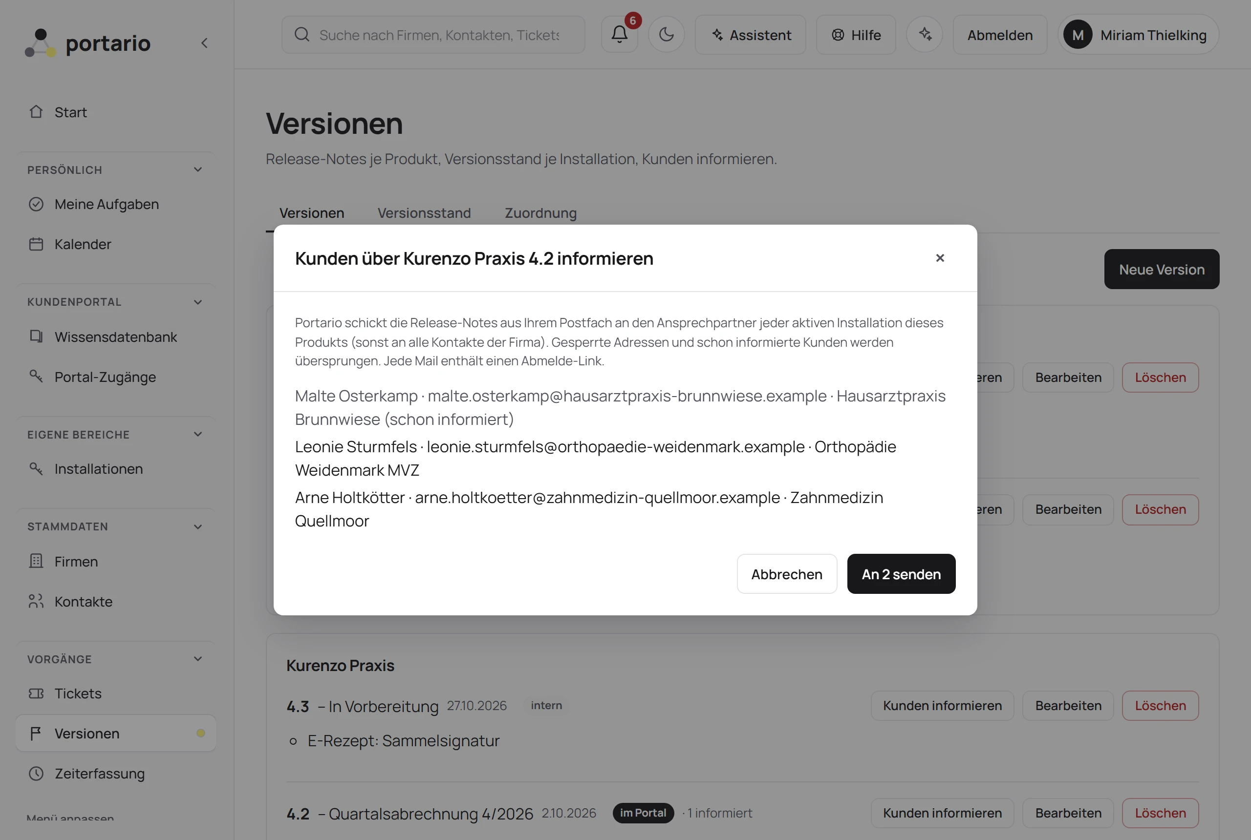 Dialog „Kunden über Kurenzo Praxis 4.2 informieren": drei Praxen, eine davon schon informiert, Knopf „An 2 senden"