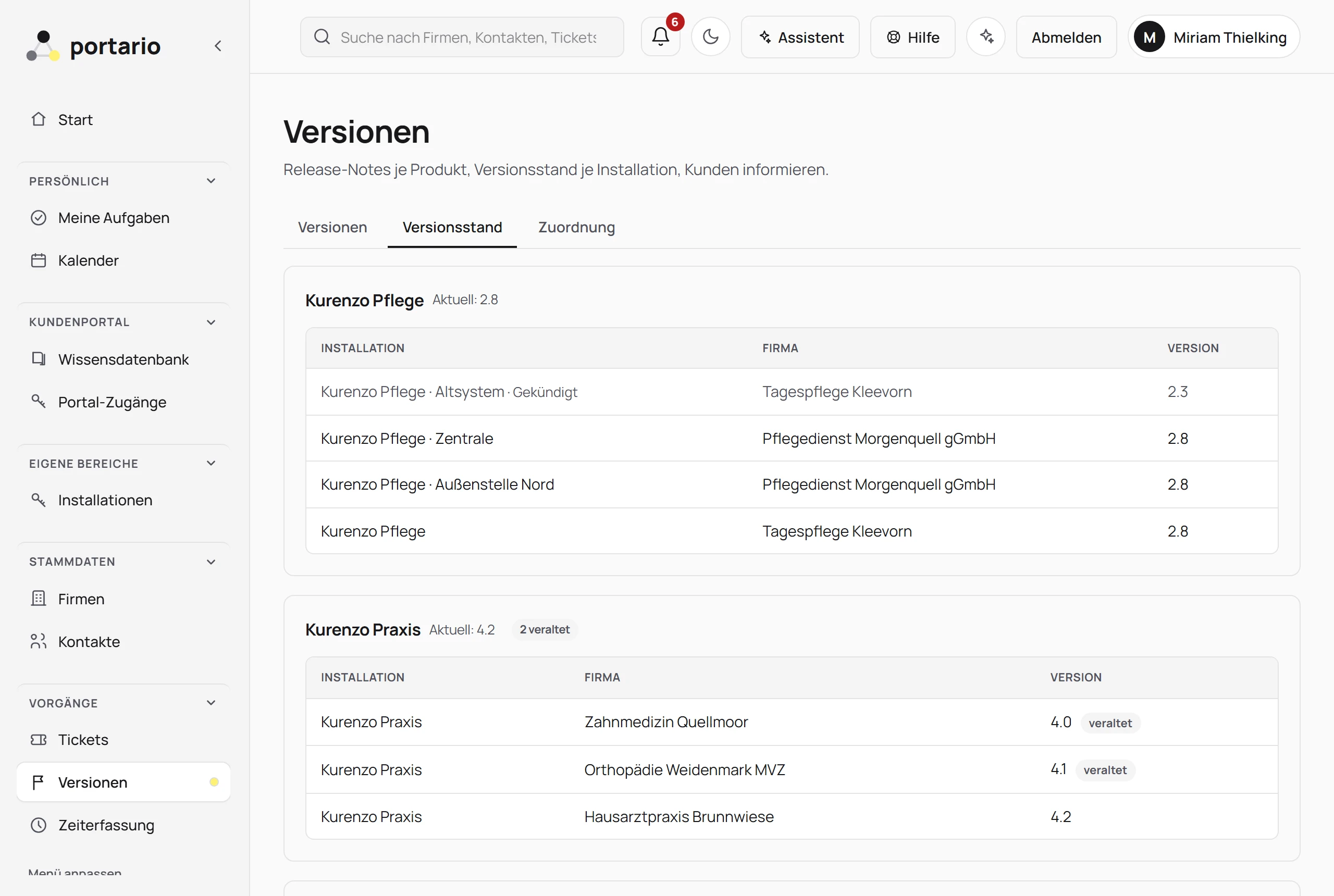 Versionsstand eines Softwareanbieters: Produkte Kurenzo Pflege und Kurenzo Praxis mit aktueller Version und den Installationen der Kunden, zwei davon als veraltet markiert